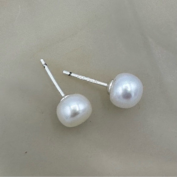 White stud earrings - Picture 2 of 16